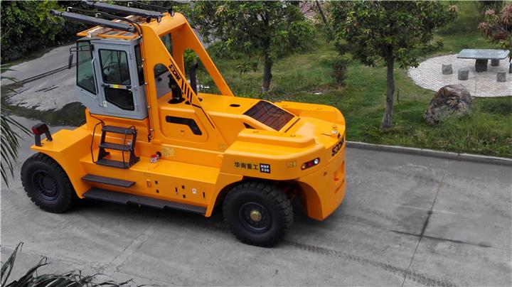 32 Ton Forklift